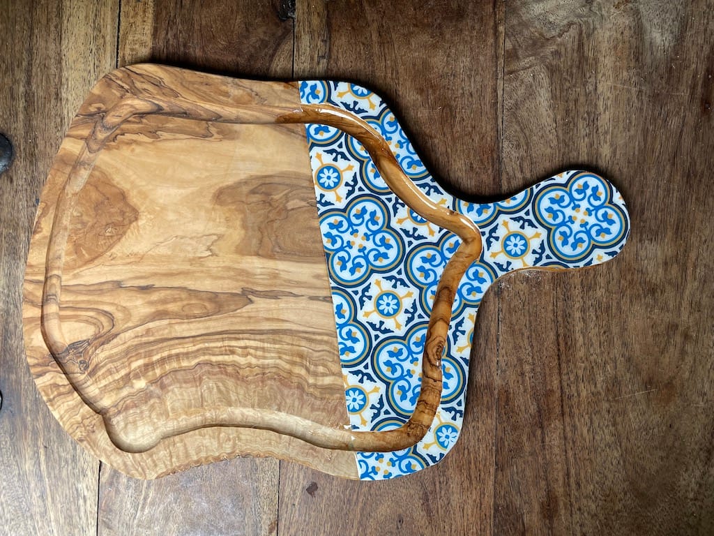 Nanna Blue painted-effect olive wood board with jus groove - Mediterranean home decor by Bonnymia