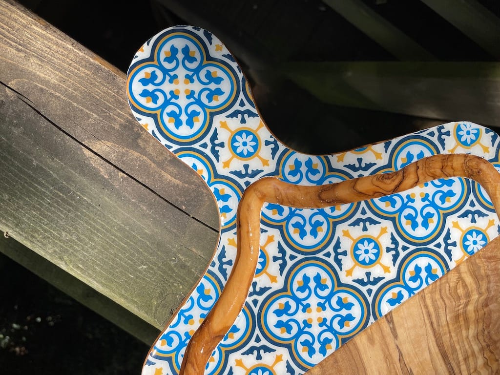 Nanna Blue painted-effect olive wood board with jus groove - Mediterranean home decor by Bonnymia