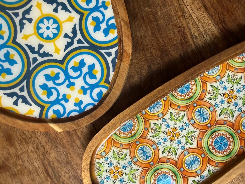 Nanna Blue tile-pattern charcuterie droplet tray, resin and acacia wood - Mediterranean home decor by Bonnymia