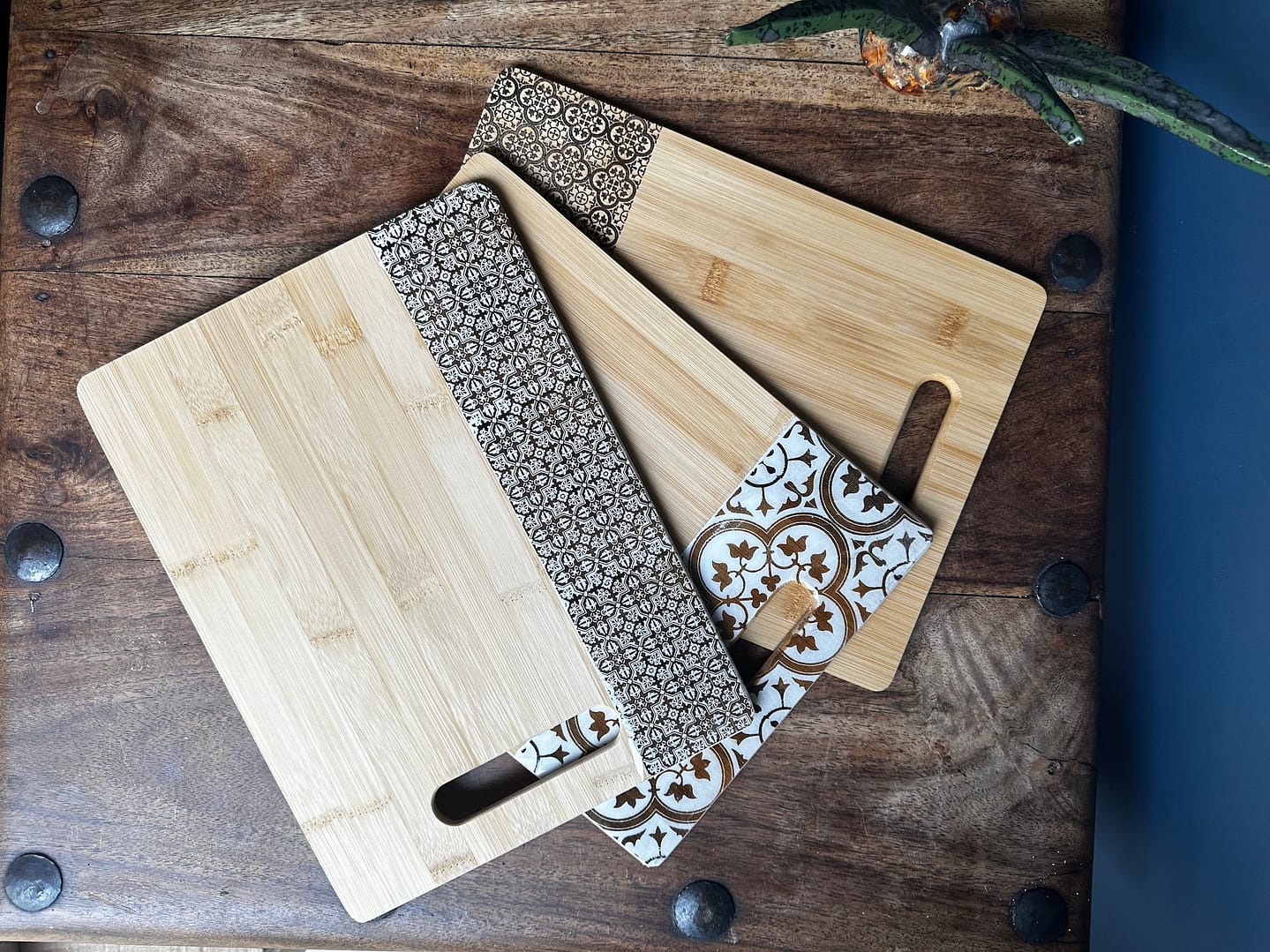 Leaf Cross engraved tile painted-effect bamboo slim charcuterie board - Mediterranean home decor by Bonnymia