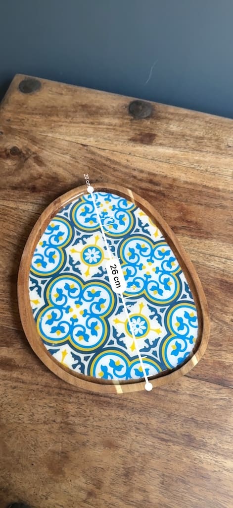 Nanna Blue tile-pattern charcuterie droplet tray, resin and acacia wood - Mediterranean home decor by Bonnymia