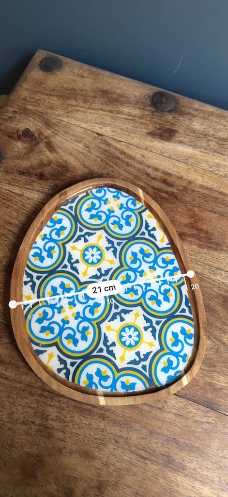 Nanna Blue tile-pattern charcuterie droplet tray, resin and acacia wood - Mediterranean home decor by Bonnymia