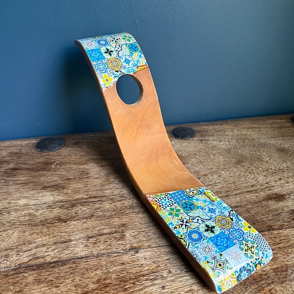 New Mix painted-effect tile olive wood wine holder – Mediterranean home decor by Bonnymia