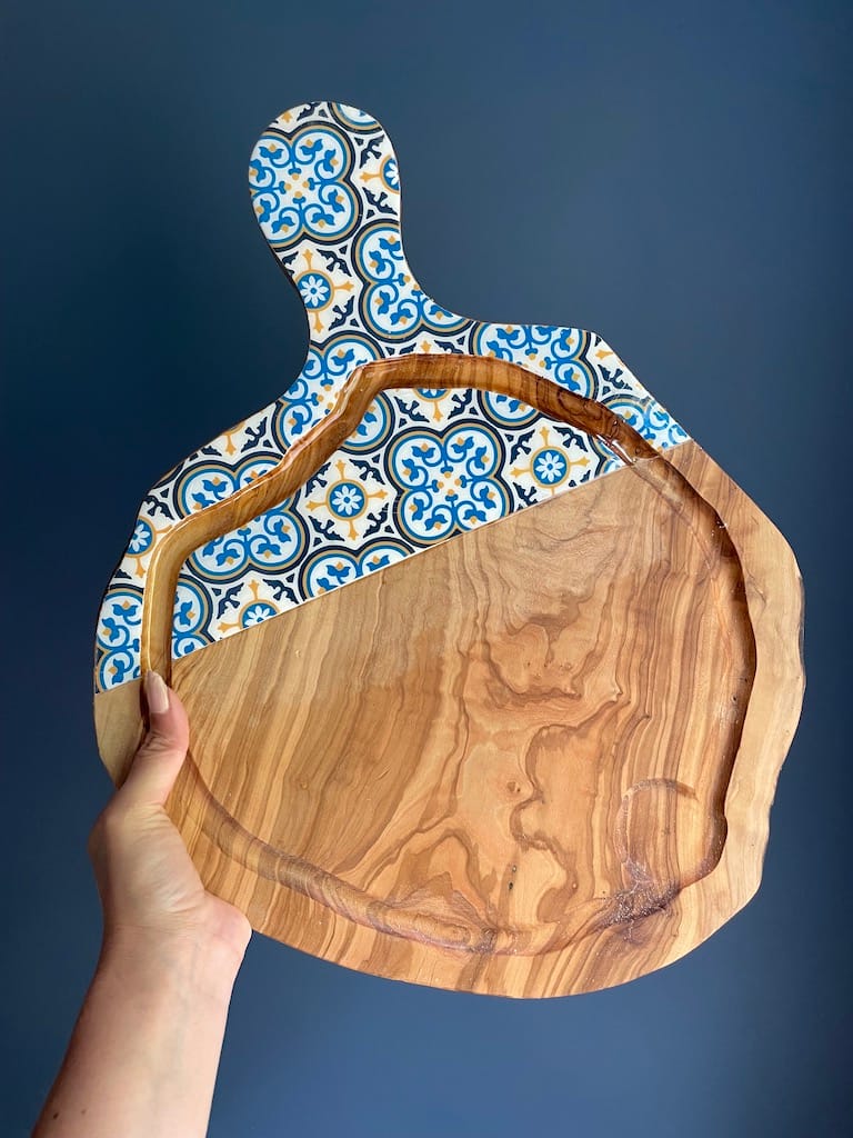 Nanna Blue painted-effect olive wood board with jus groove - Mediterranean home decor by Bonnymia