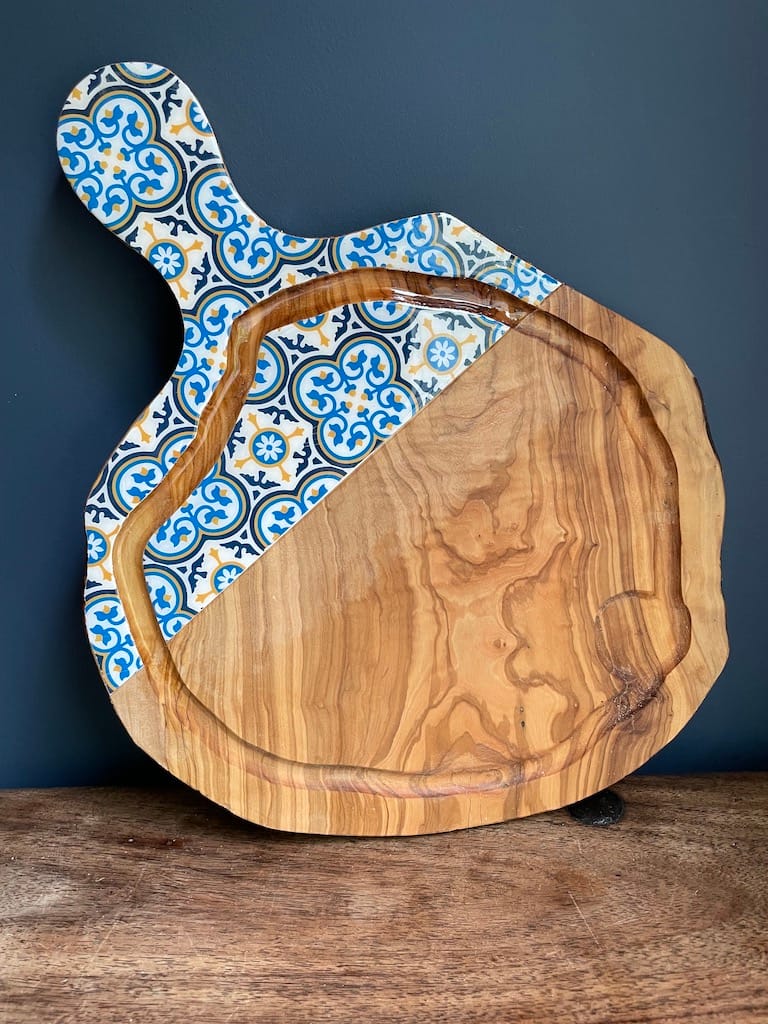 Nanna Blue painted-effect olive wood board with jus groove - Mediterranean home decor by Bonnymia