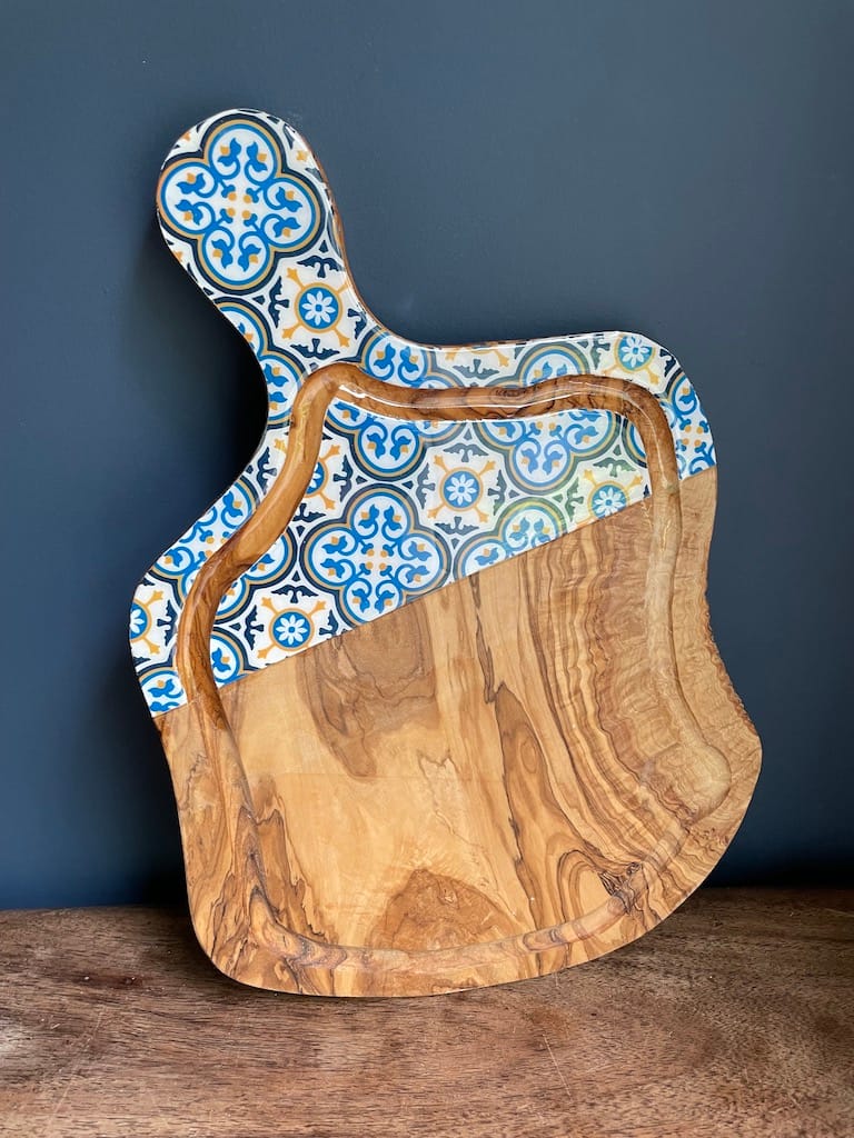 Nanna Blue painted-effect olive wood board with jus groove - Mediterranean home decor by Bonnymia
