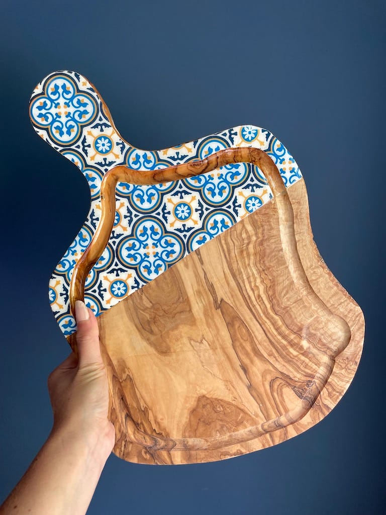Nanna Blue painted-effect olive wood board with jus groove - Mediterranean home decor by Bonnymia