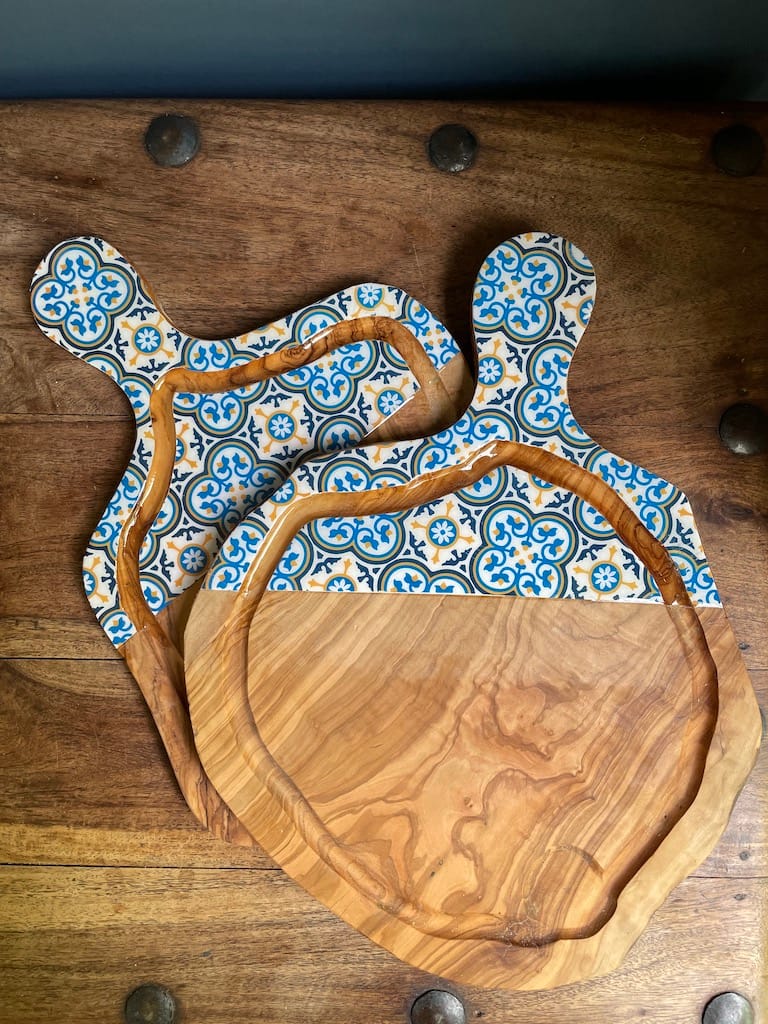 Nanna Blue painted-effect olive wood board with jus groove - Mediterranean home decor by Bonnymia