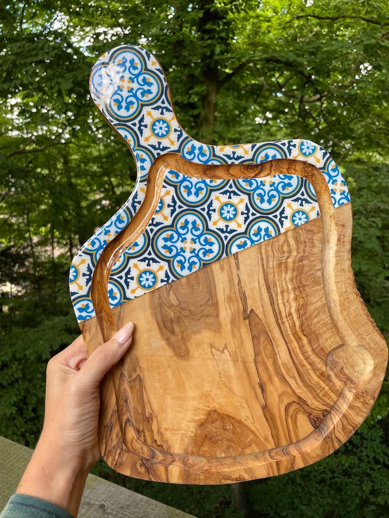Nanna Blue painted-effect olive wood board with jus groove - Mediterranean home decor by Bonnymia