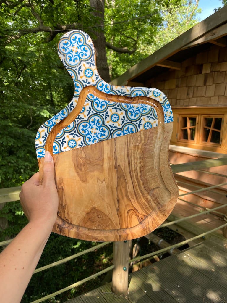 Nanna Blue painted-effect olive wood board with jus groove - Mediterranean home decor by Bonnymia