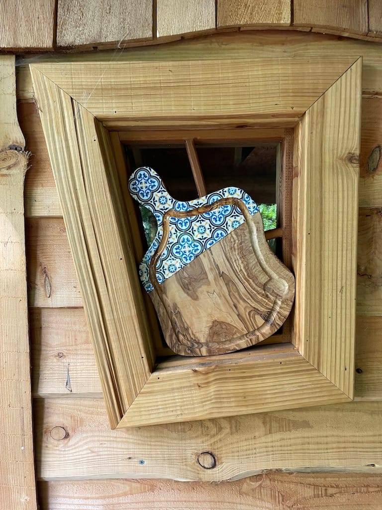 Nanna Blue painted-effect olive wood board with jus groove - Mediterranean home decor by Bonnymia
