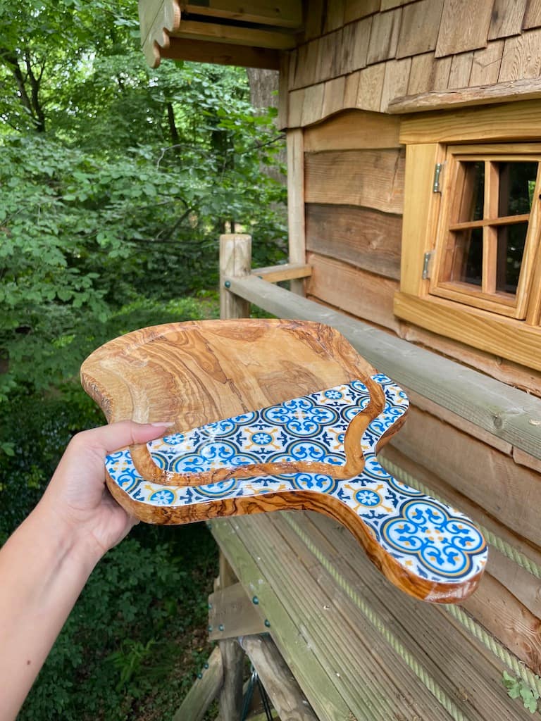 Nanna Blue painted-effect olive wood board with jus groove - Mediterranean home decor by Bonnymia