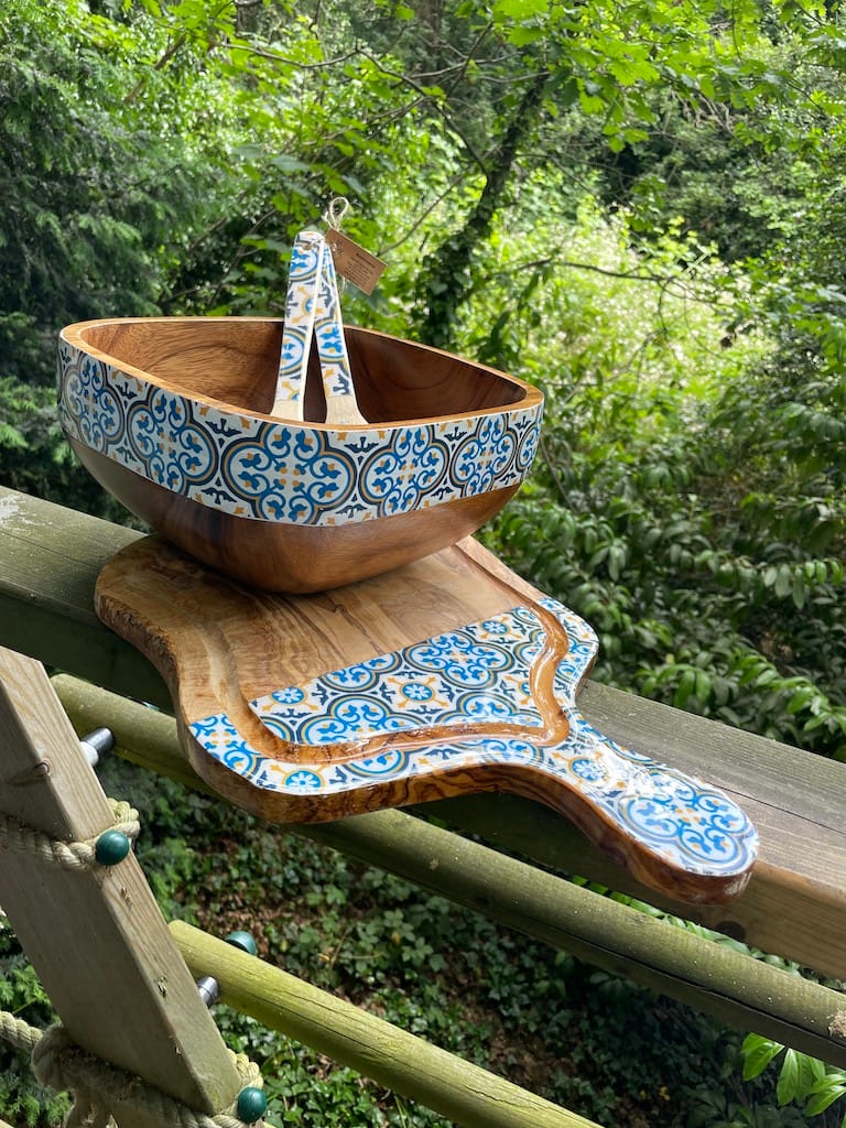 Nanna Blue painted-effect olive wood board with jus groove - Mediterranean home decor by Bonnymia