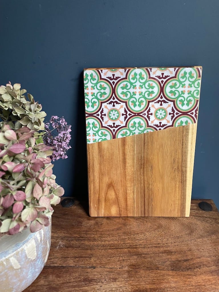 Nanna Red and Green painted-effect Oak Wood Charcuterie Board - Mediterranean home decor by Bonnymia