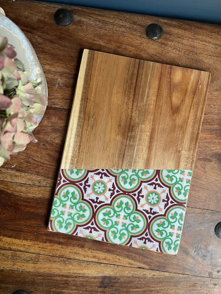 Nanna Red and Green painted-effect Oak Wood Charcuterie Board - Mediterranean home decor by Bonnymia