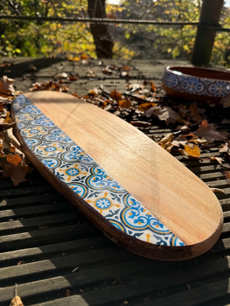 Nanna Blue tile painted-effect acacia wood charcuterie board - Mediterranean home decor by Bonnymia