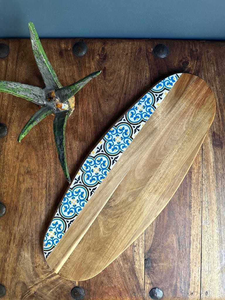 Nanna Blue tile painted-effect acacia wood charcuterie board - Mediterranean home decor by Bonnymia