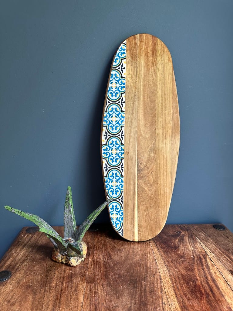 Nanna Blue tile painted-effect acacia wood charcuterie board - Mediterranean home decor by Bonnymia