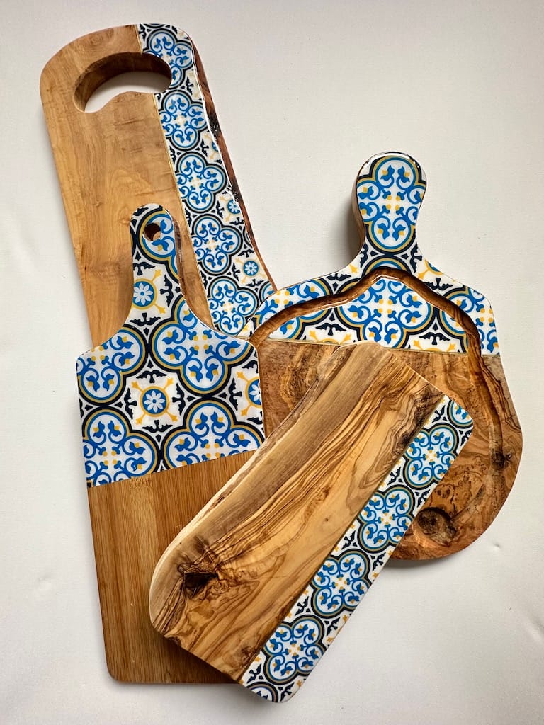Nanna Blue painted-effect olive wood board with jus groove - Mediterranean home decor by Bonnymia