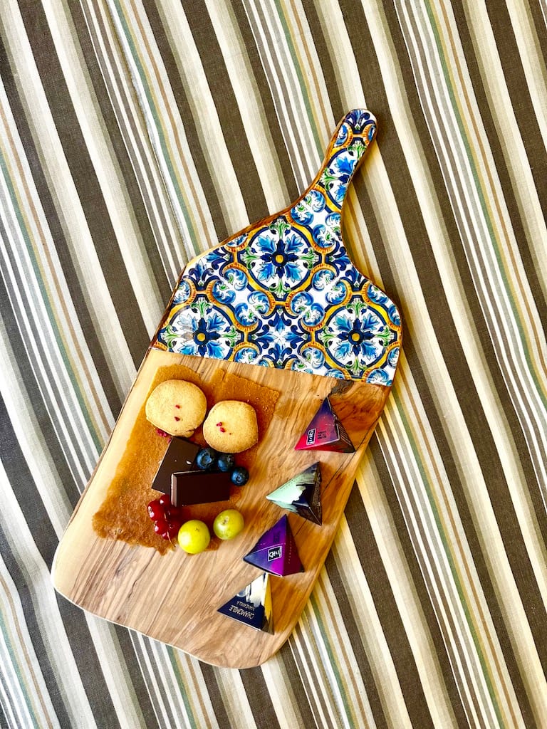 Blue Spanish tile painted-effect olive wood charcuterie paddle board - Mediterranean home decor by Bonnymia