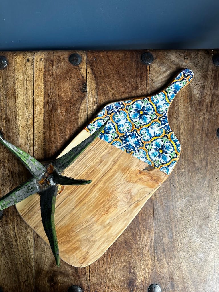 Blue Spanish tile painted-effect olive wood charcuterie paddle board - Mediterranean home decor by Bonnymia