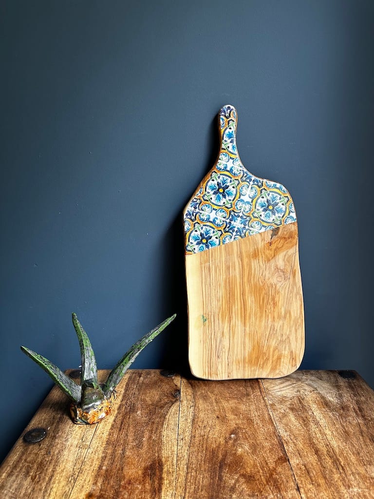 Blue Spanish tile painted-effect olive wood charcuterie paddle board - Mediterranean home decor by Bonnymia