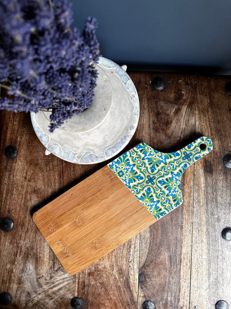 Shell tile painted-effect bamboo thick paddle charcuterie board - Mediterranean home decor by Bonnymia