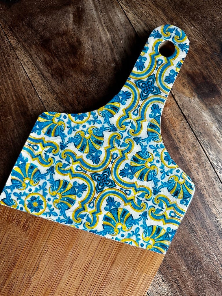 Shell tile painted-effect bamboo thick paddle charcuterie board - Mediterranean home decor by Bonnymia