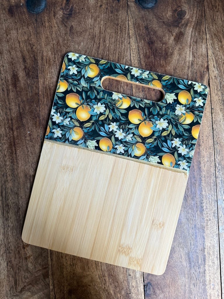 Lemons painted-effect bamboo charcuterie board - Mediterranean home decor by Bonnymia