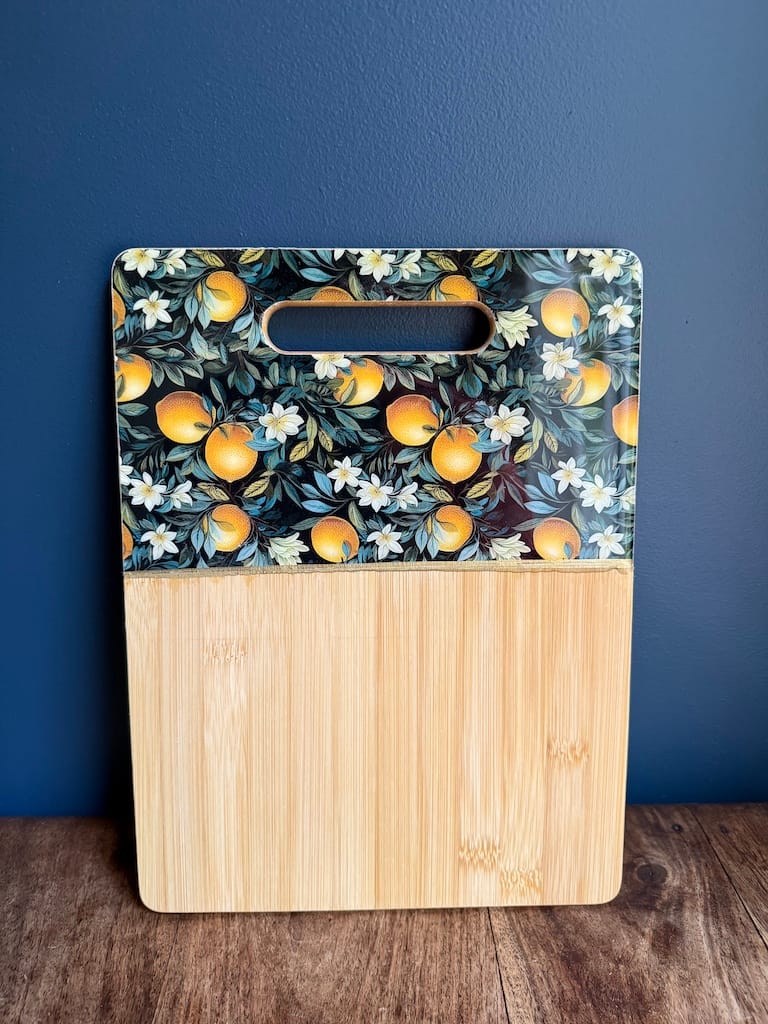 Lemons painted-effect bamboo charcuterie board - Mediterranean home decor by Bonnymia