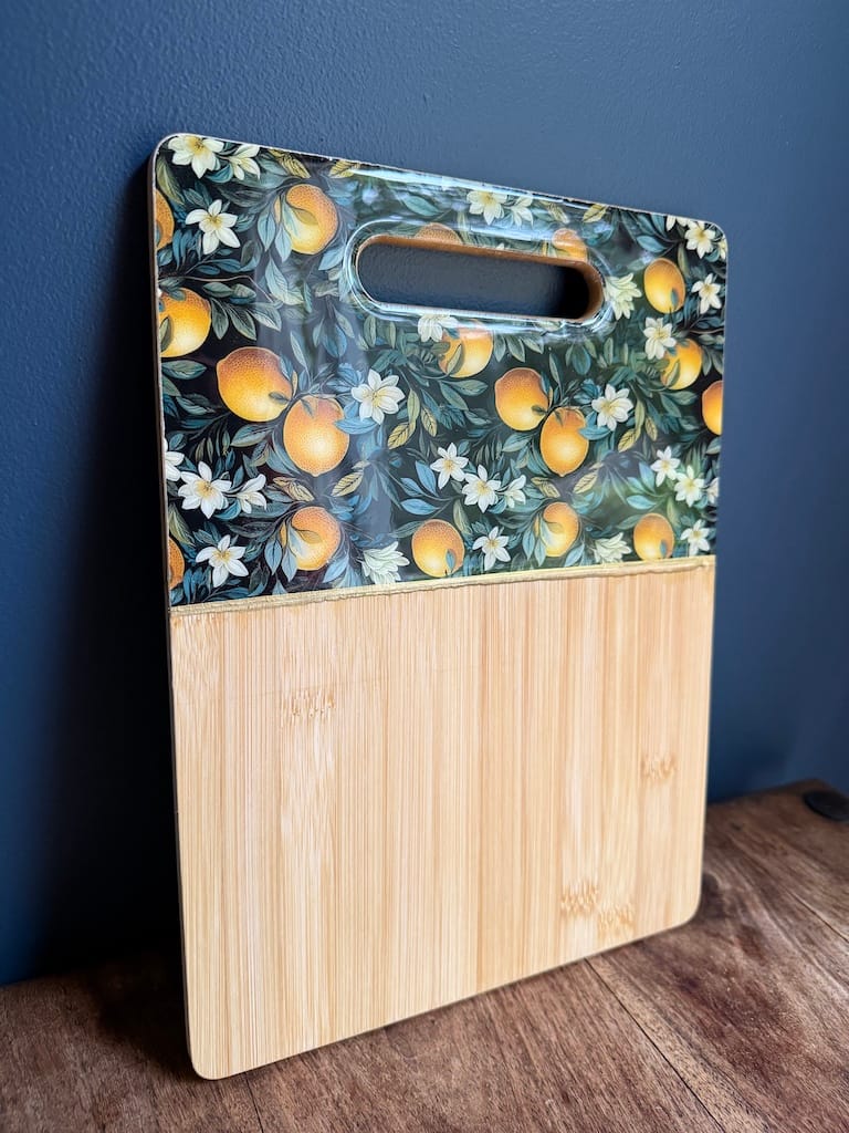 Lemons painted-effect bamboo charcuterie board - Mediterranean home decor by Bonnymia
