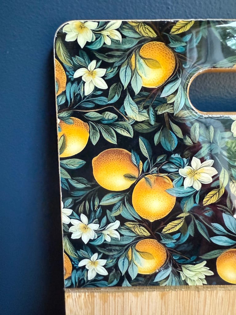 Lemons painted-effect bamboo charcuterie board - Mediterranean home decor by Bonnymia