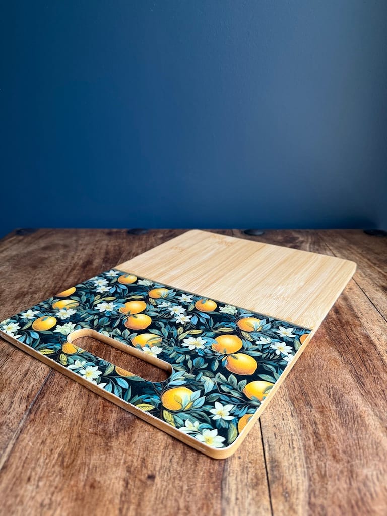 Lemons painted-effect bamboo charcuterie board - Mediterranean home decor by Bonnymia