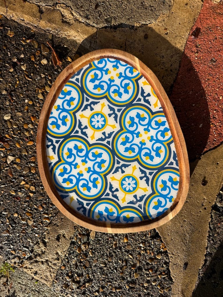 Nanna Blue tile-pattern charcuterie droplet tray, resin and acacia wood - Mediterranean home decor by Bonnymia