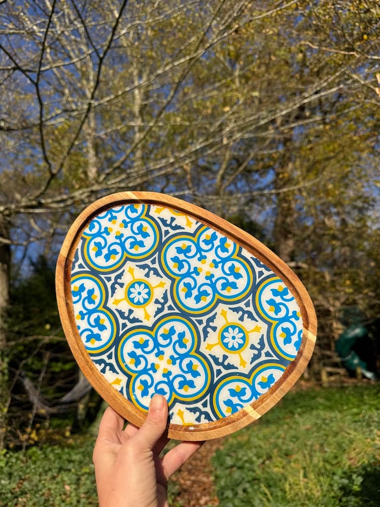 Nanna Blue tile-pattern charcuterie droplet tray, resin and acacia wood - Mediterranean home decor by Bonnymia