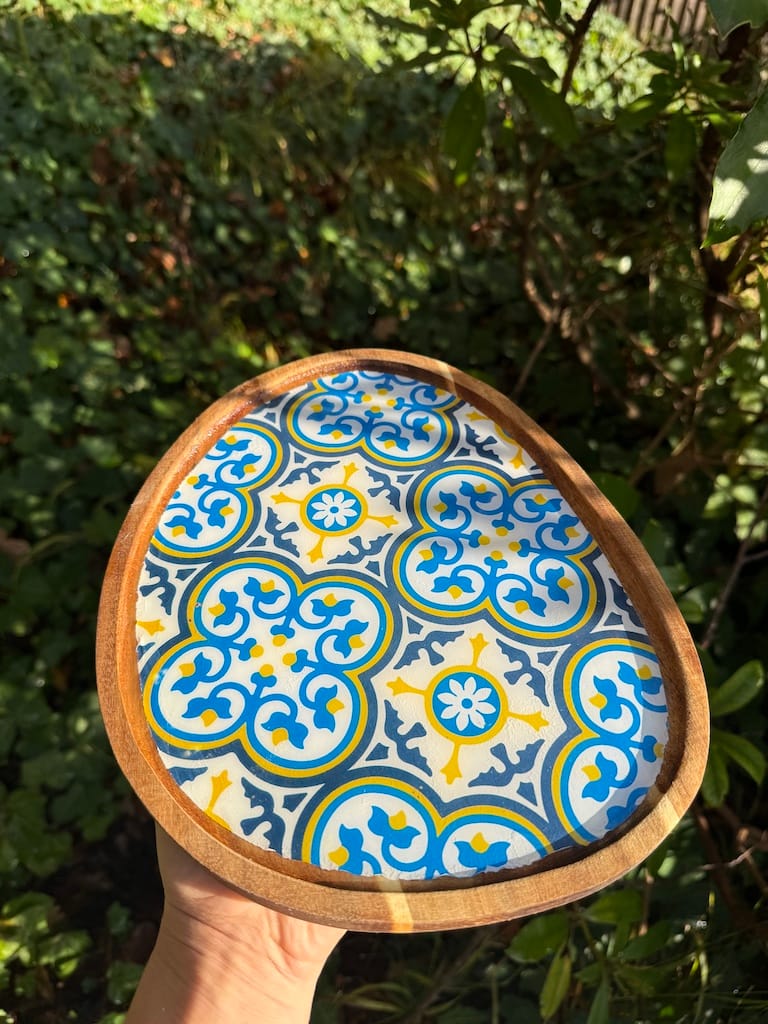 Nanna Blue tile-pattern charcuterie droplet tray, resin and acacia wood - Mediterranean home decor by Bonnymia