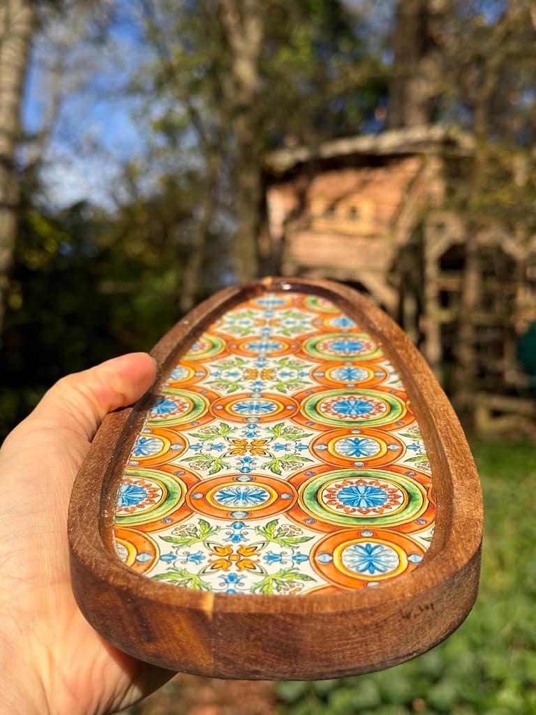 Orange and Green Love Hearts pattern charcuterie droplet tray, resin and acacia wood - Mediterranean home decor by Bonnymia