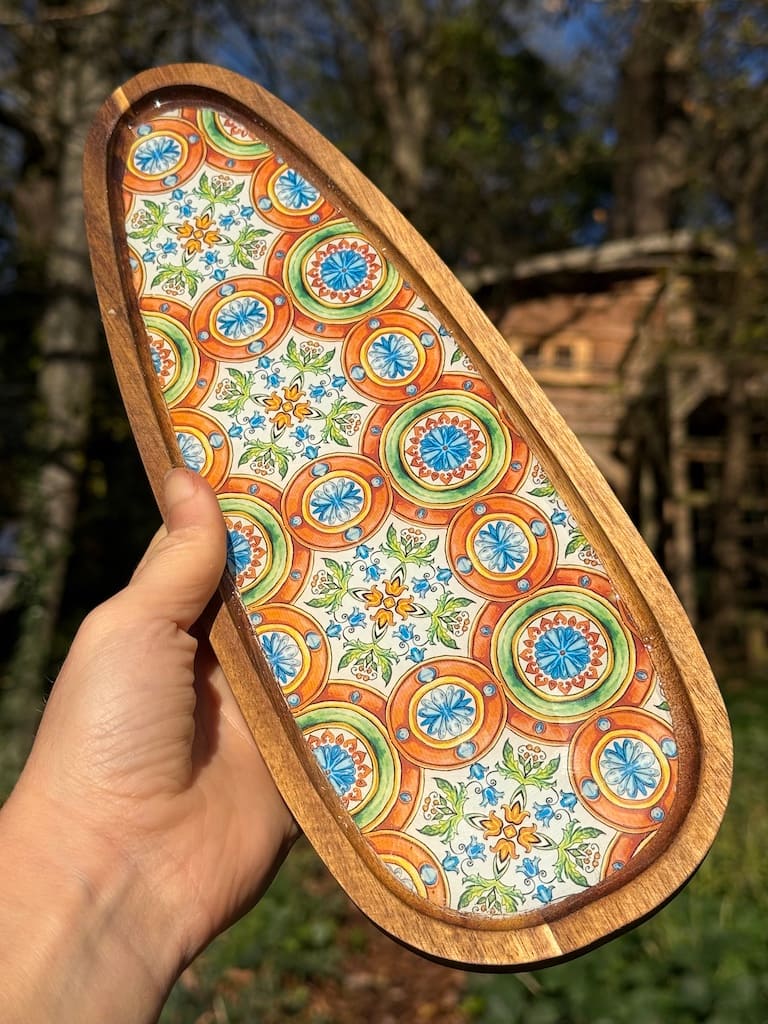 Orange and Green Love Hearts pattern charcuterie droplet tray, resin and acacia wood - Mediterranean home decor by Bonnymia