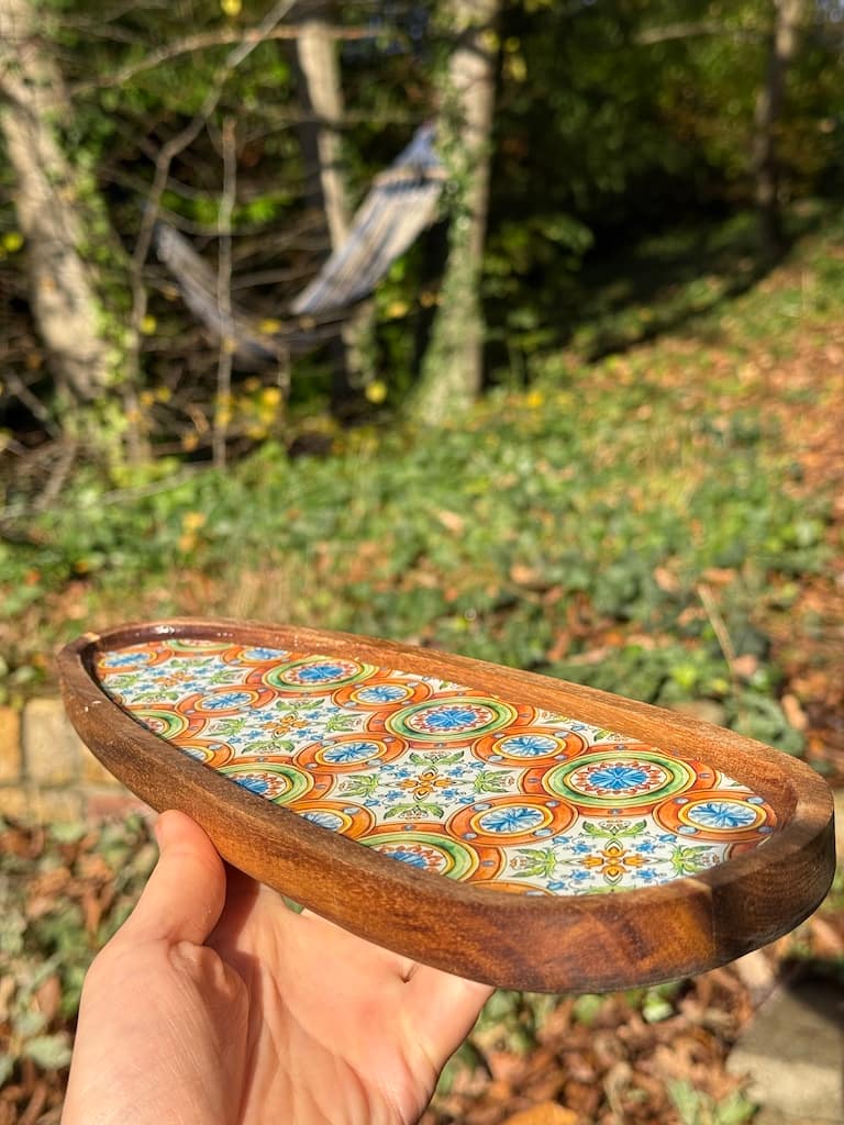 Orange and Green Love Hearts pattern charcuterie droplet tray, resin and acacia wood - Mediterranean home decor by Bonnymia