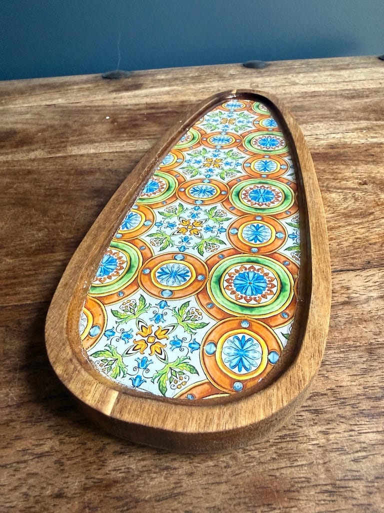 Orange and Green Love Hearts pattern charcuterie droplet tray, resin and acacia wood - Mediterranean home decor by Bonnymia