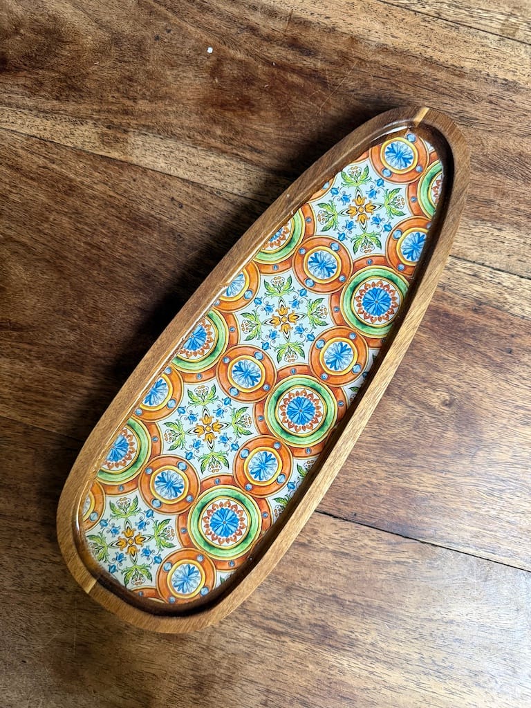 Orange and Green Love Hearts pattern charcuterie droplet tray, resin and acacia wood - Mediterranean home decor by Bonnymia