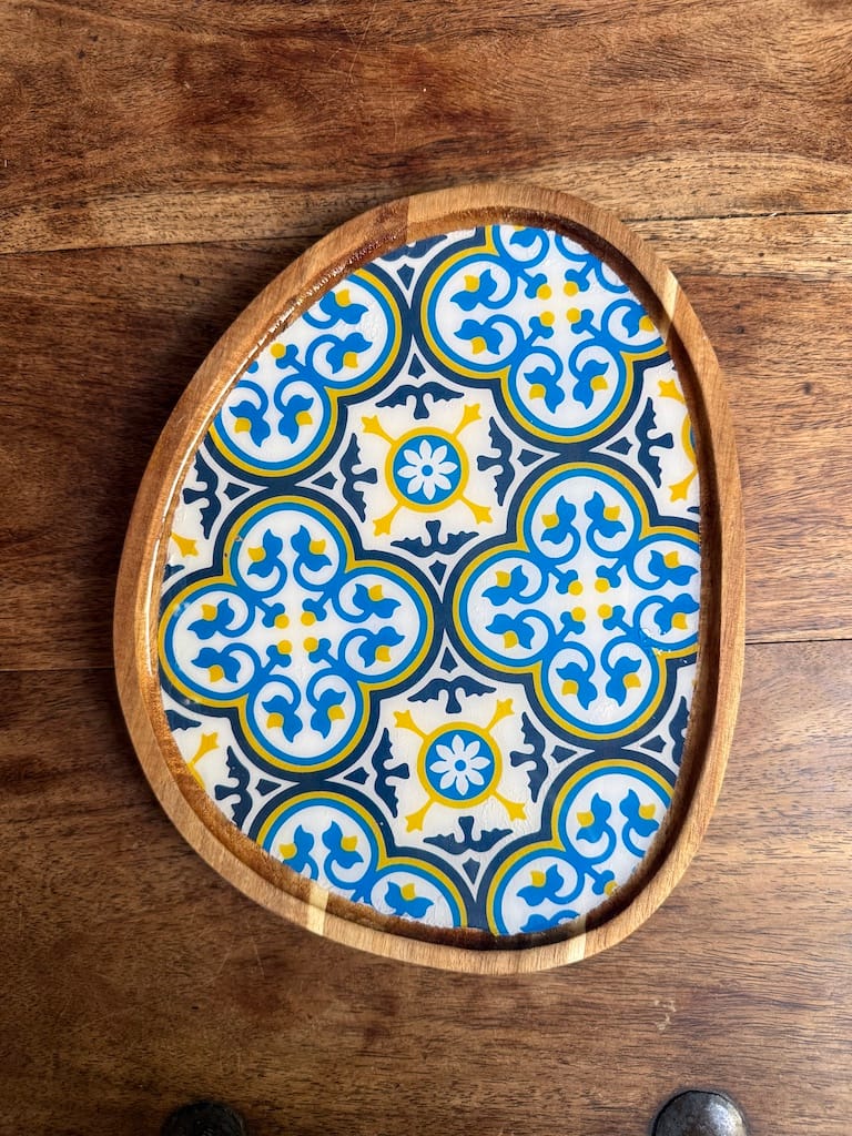 Nanna Blue tile-pattern charcuterie droplet tray, resin and acacia wood - Mediterranean home decor by Bonnymia