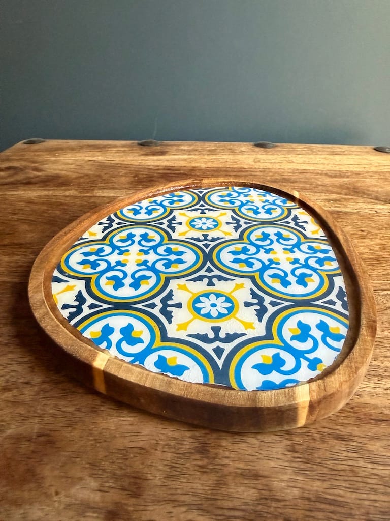 Nanna Blue tile-pattern charcuterie droplet tray, resin and acacia wood - Mediterranean home decor by Bonnymia
