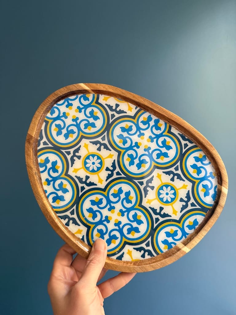 Nanna Blue tile-pattern charcuterie droplet tray, resin and acacia wood - Mediterranean home decor by Bonnymia