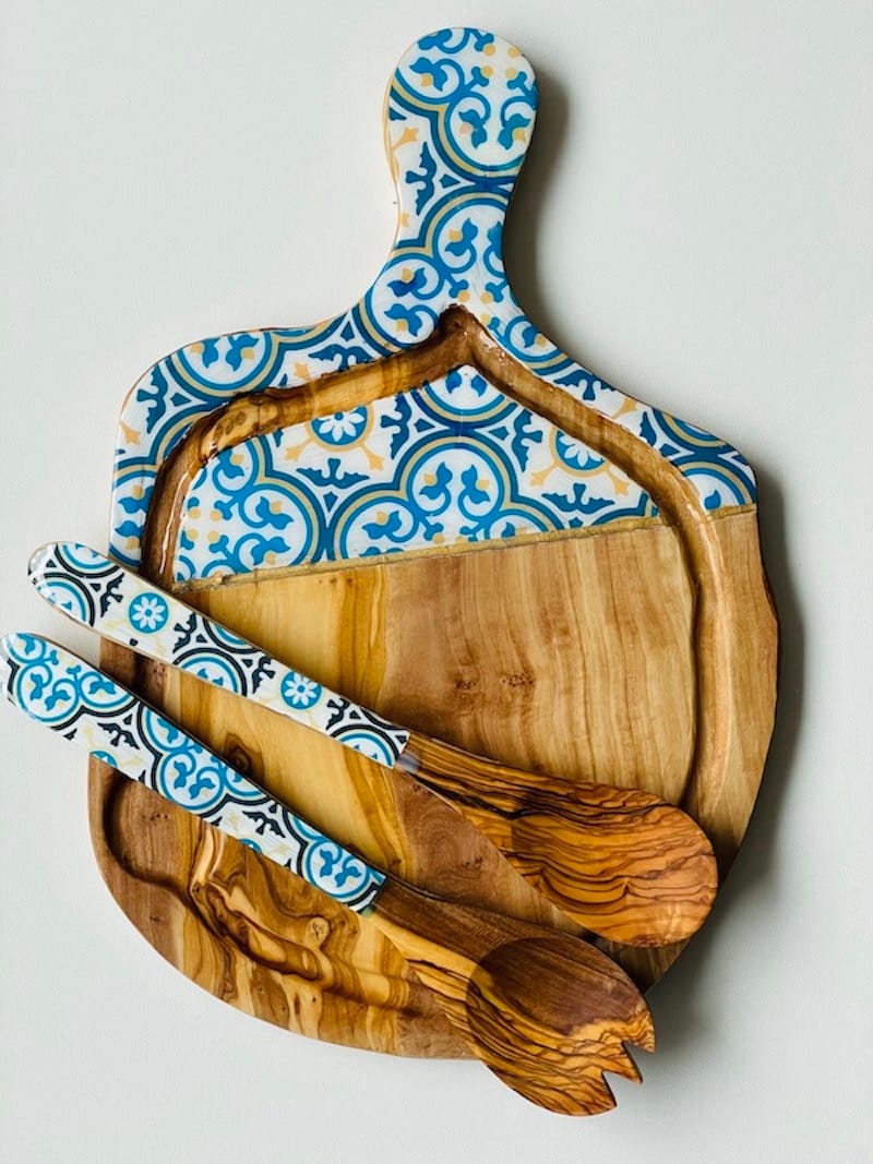 Nanna Blue painted-effect olive wood board with jus groove - Mediterranean home decor by Bonnymia