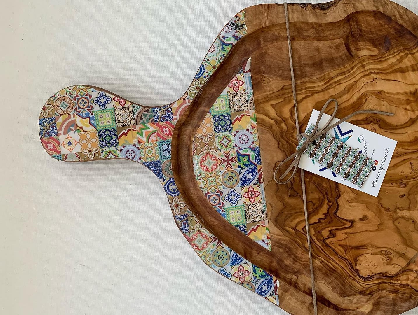 Mix Tile Painted Effect Tile Gift Set Wood Bowl 26x8 cm, Olive Wood Utensils 30cm and Olive wood Jus Handle Board 40cm - Image 9