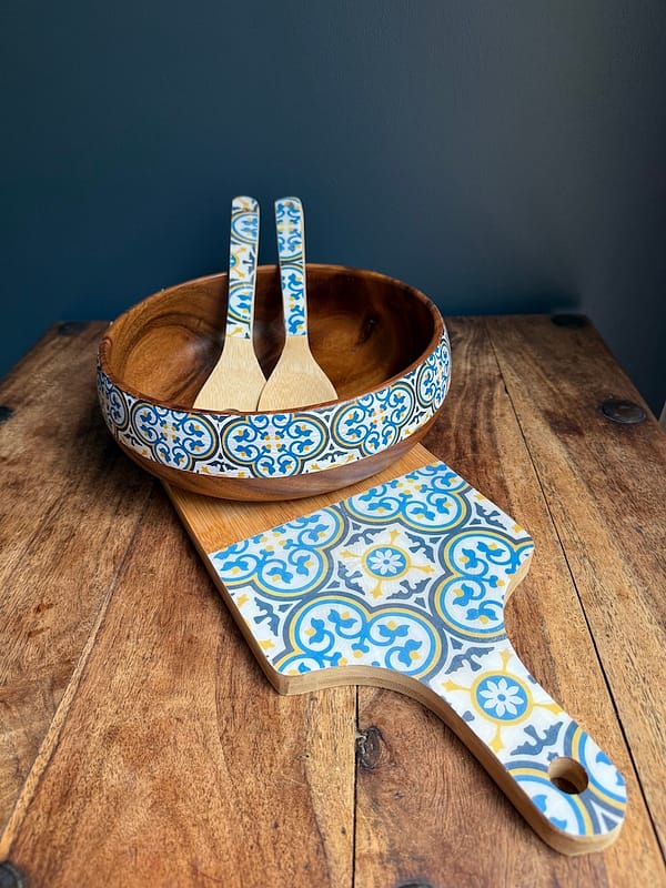 Nanna Blue Painted Effect Tile Gift Set Wood Bowl 26x8 cm, Bamboo Utensils 30cm and Thick Bamboo Board